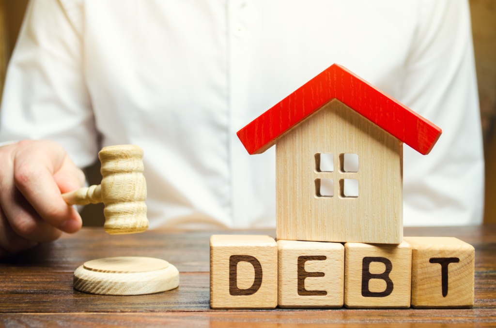 wooden-blocks-with-the-word-debt-and-a-miniature-h-2023-11-27-04-53-41-utc.jpg кредит