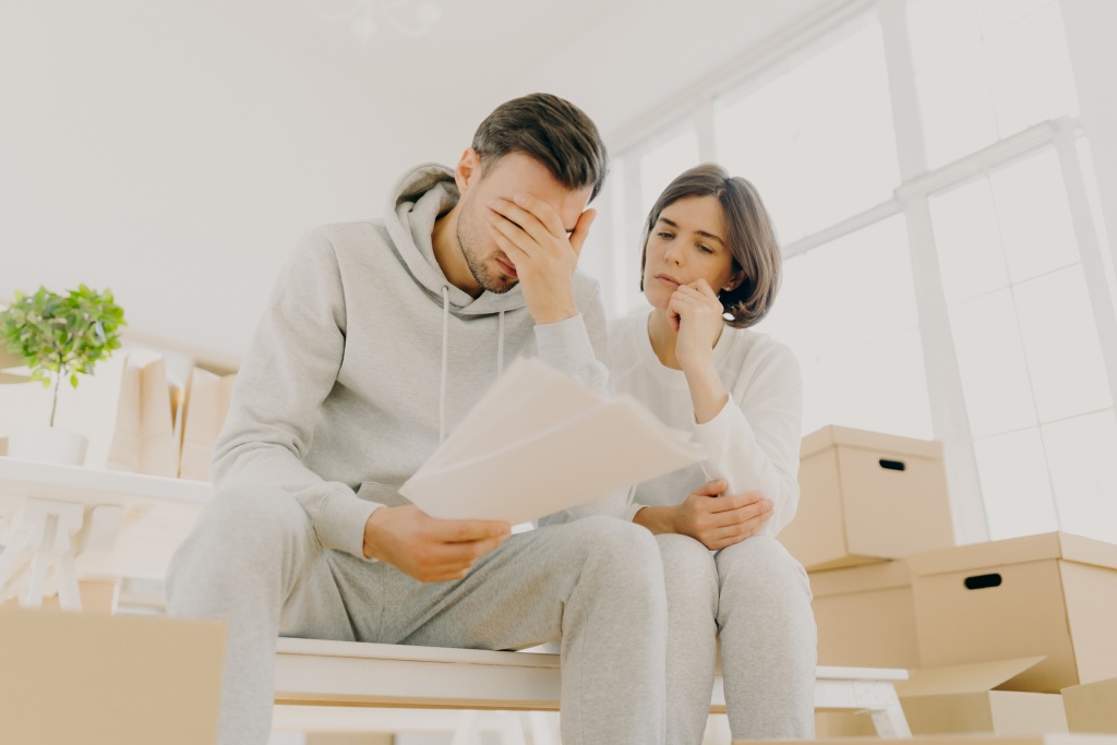 distressed-couple-have-debt-problem-being-not-abl-2023-11-27-05-37-09-utc.jpg череда неприятностей