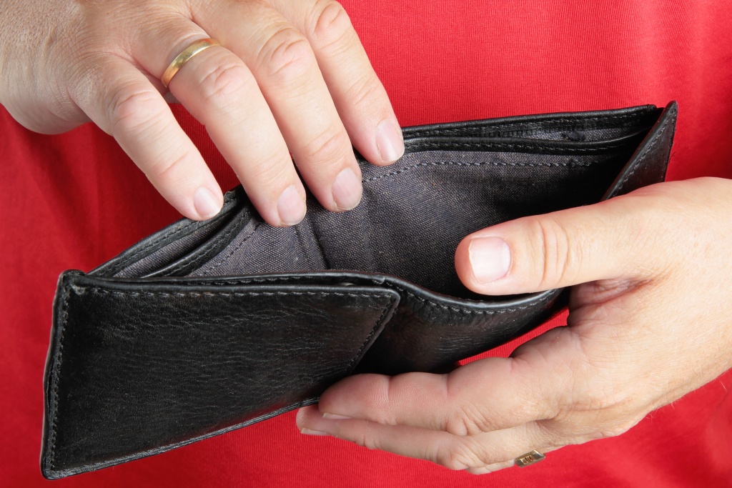 man-holding-empty-wallet-deception-poverty-debt-2023-11-27-05-14-09-utc.jpg пустой кошелек
