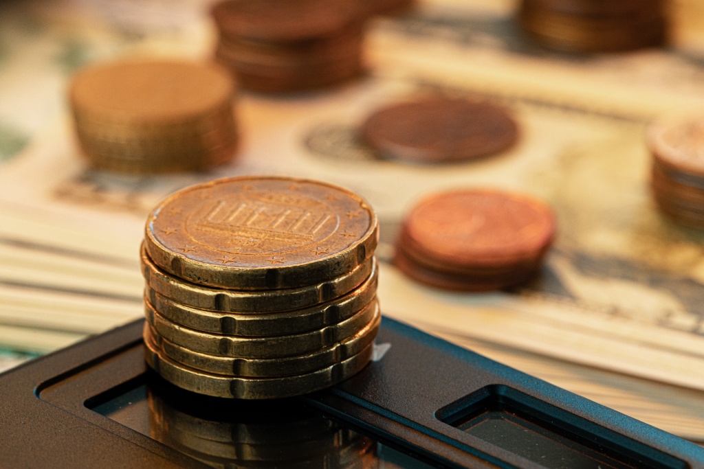 debt-collection-and-tax-season-concept-time-to-pa-2023-11-27-04-53-01-utc.jpg монеты